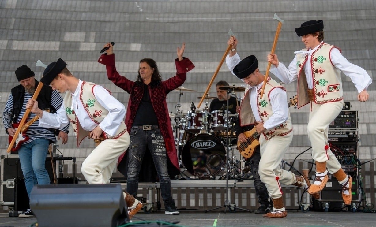 Arzén a FS Rozsutec prinesú Vianoce po našom. Rock, folklór a slovenské tradície vyrazia na turné
